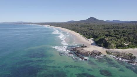 Idílico-Paisaje-Marino-En-Wenonah-Head-Cerca-De-Urunga-En-Nueva-Gales-Del-Sur,-Australia---Toma-Aérea-De-Drones