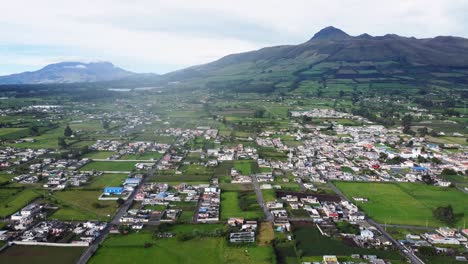 Drohnenansicht-Des-Vulkans-El-Corazon,-Dorf-Aloasi,-Ecuadorianische-Bergregion