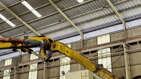 fotografía de cerca de la articulación del brazo de la excavadora