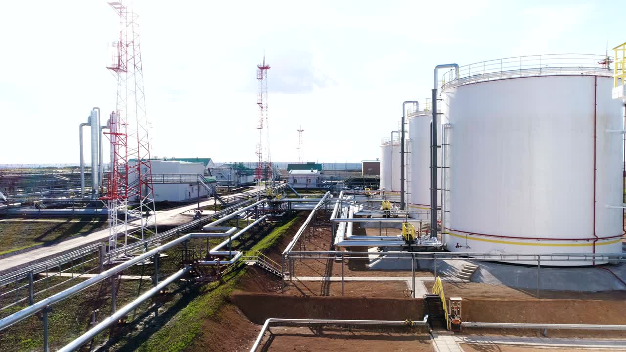 파이프 라인 상단에서 천연 가스를 담은 금속 크