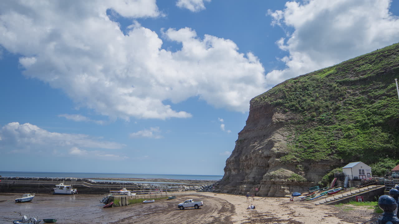 노스 요크 황무지, 헤리티지 코스트, 스태이츠 항구를 가로지르는 저속 촬영, 해변 곶 클립 2