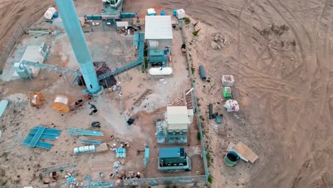 vídeo de drones 4k del sitio de construcción que está instalando una torre celular con trabajadores de la construcción conduciendo en equipos de maquinaria pesada como excavadoras, bobcats, skid steers y otras maquinaria pesada