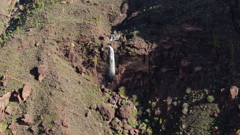 fantástica toma aérea en la distancia de una hermosa cascada en las montañas y causada por las fuertes lluvias del ciclón hermine en la isla de gran canaria recientemente