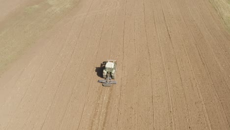 disparo de drones siguiendo el campo de preparación del tractor para sembrar cerca de mont-pèlerin, vaud, suiza