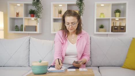 La-Mujer-Que-Tira-Dinero-A-La-Alcancía.-Economía-Del-Hogar-Y-Ahorro.