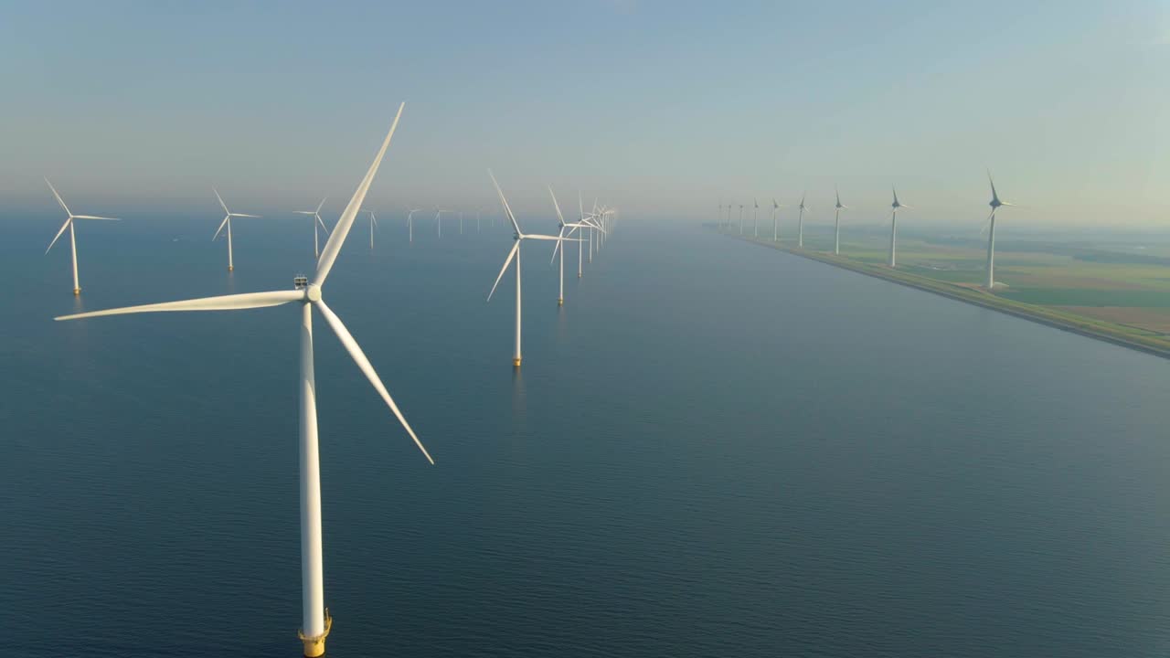 거대한 풍차 터빈, 바다에 있는 해상 풍차 농장, 웨스터메어 풍차 공원, 아름다운 밝은 날에 바다에서 고립된 풍차, 네덜란드, 플레볼랜드, 노르도오스트폴더