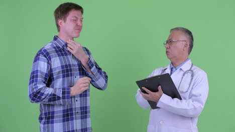 fotografía de estudio de un médico y un paciente que se sienten enfermos contra un fondo verde