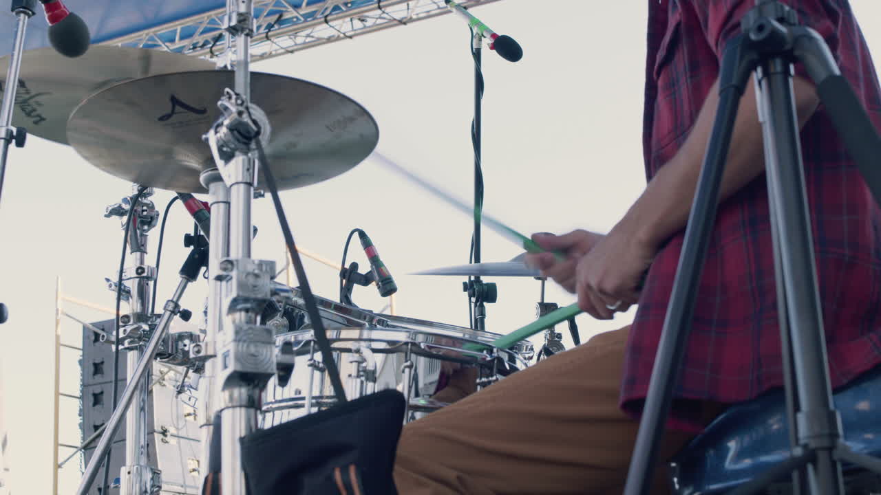baterista tocando en un concierto al aire libre
