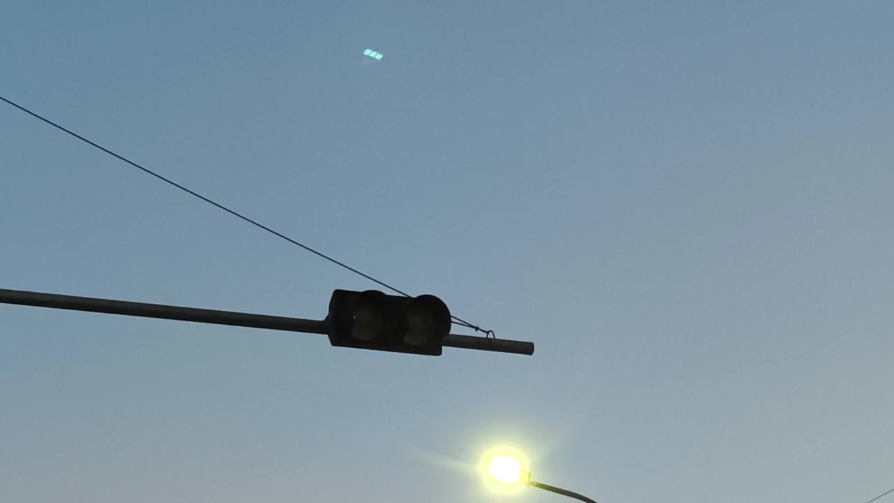 Lampu Lalu Lintas Kuning Berkedip di Bawah Langit Biru Cerah
