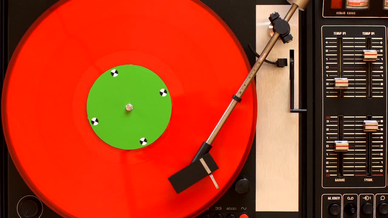 플레어 (pleur) 는 오래된 턴테이블 4k  뷰에서 노래를 재생합니다.