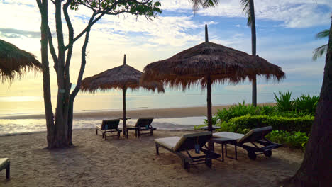 Sonnenschirm-Und-Stuhl-Am-Tropischen-Strand-Mit-Sonnenaufgang-Am-Morgen