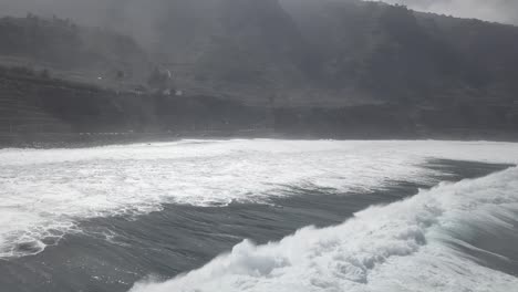 Mar-Tormentoso-Ondeando-En-La-Costa-Rocosa