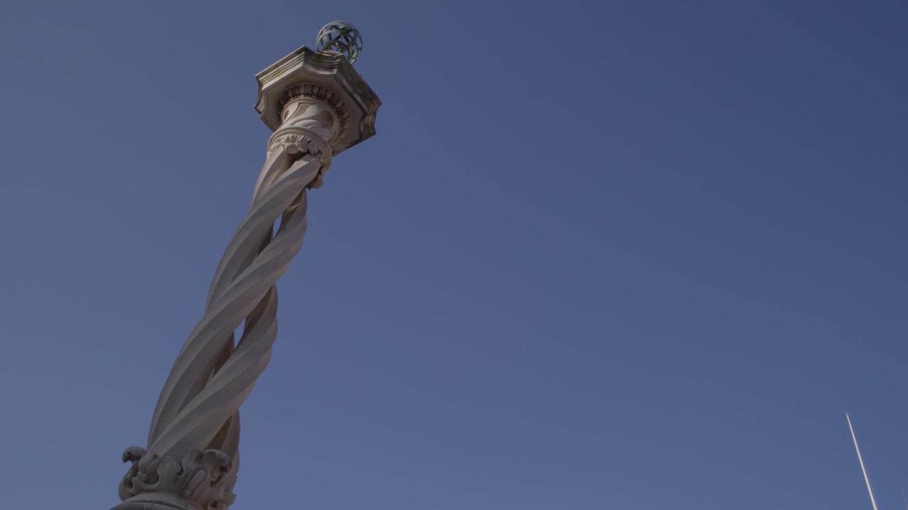 Primo piano della statua di Re Giuseppe I contro il cielo blu a Lisbona, Portogallo, in estate. Ripreso con telecamera cinematografica.