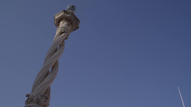 Primo piano della statua di Re Giuseppe I contro il cielo blu a Lisbona, Portogallo, in estate. Ripreso con telecamera cinematografica.