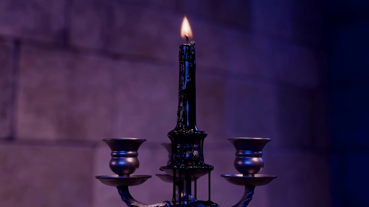 Una singola candela nera accesa si erge su un portacandele metallico ornato con bracci laterali decorativi, posta contro uno sfondo viola delicatamente sfocato in un interno fioco.