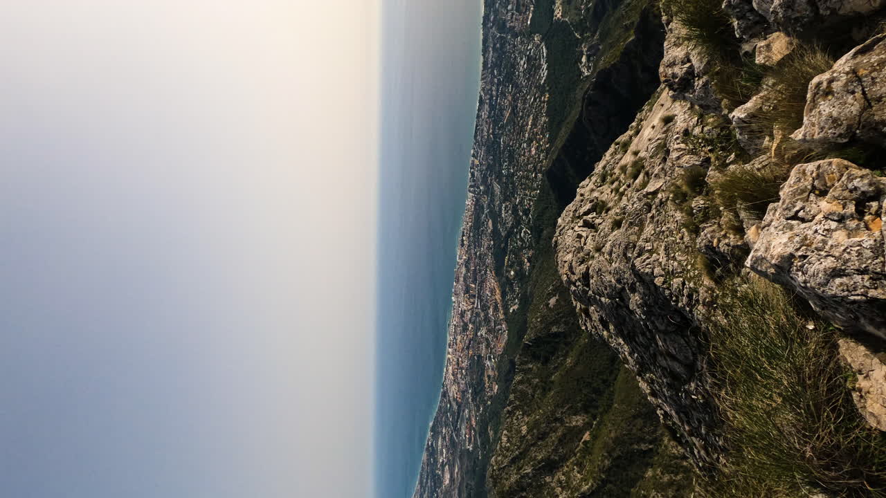 toma vertical de 4k de una hermosa vista de la ciudad de marbella desde la cima de la montaña la concha, marbella, españa