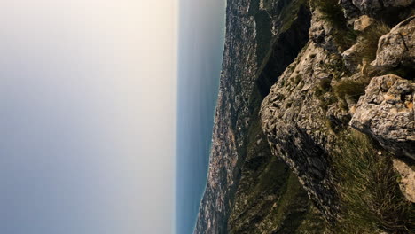 toma vertical de 4k de una hermosa vista de la ciudad de marbella desde la cima de la montaña la concha, marbella, españa