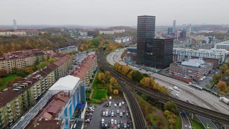 vehículos circulando por un nuevo edificio que se está construyendo a lo largo de la vía e6 en gotemburgo, suecia