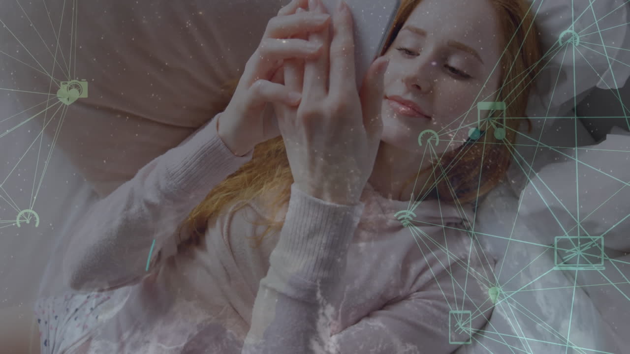 스마트폰을 사용하는 백인 사업가 여성에 대한 미디어 아이콘의 애니메이션