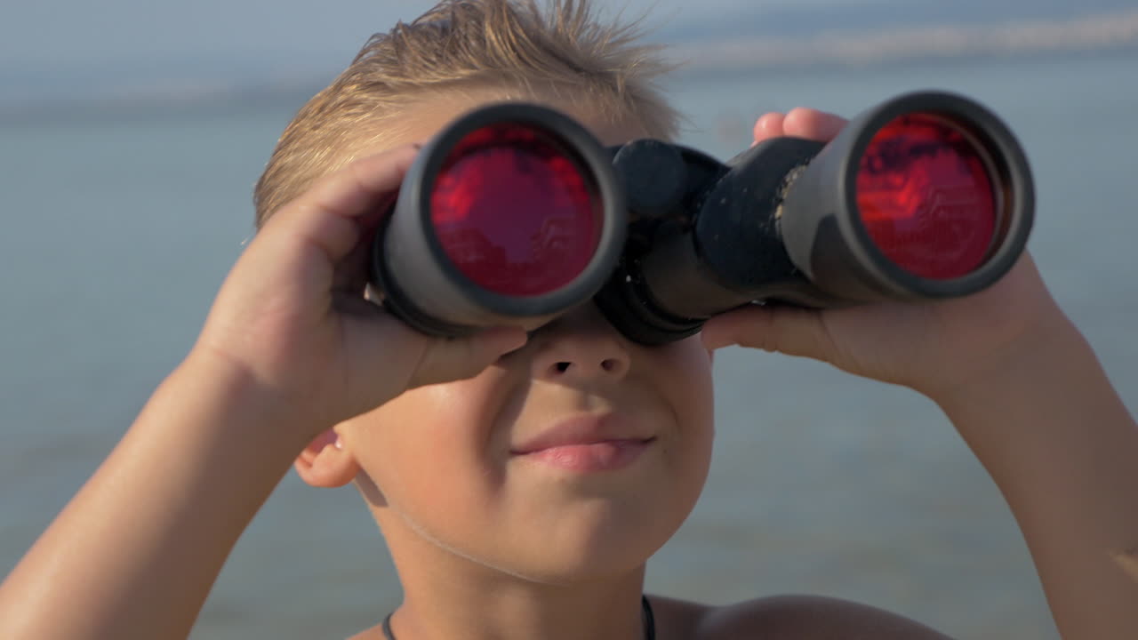 маленький исследователь с биноклем