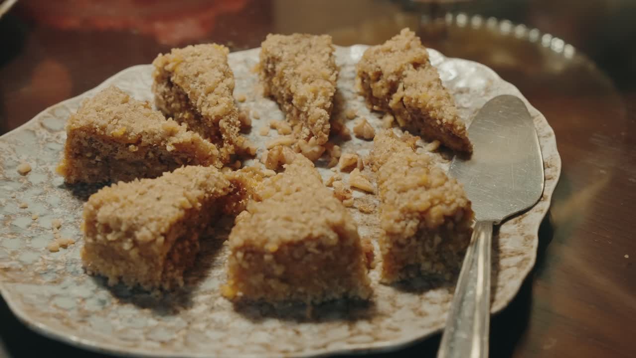 무늬가 있는 접시에 놓인 삼각형의 크럼 케이크 조각