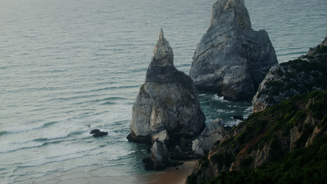 драматические прибрежные скалы на закате