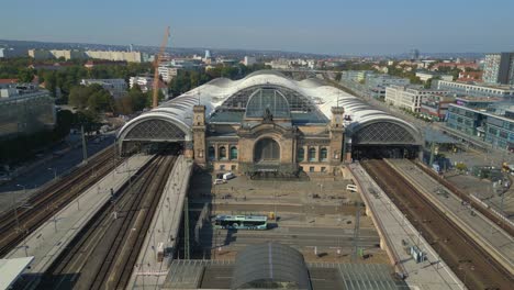 Estación-Central-De-Tren-De-Dresde-En-El-Paisaje-Urbano-De-La-Ciudad