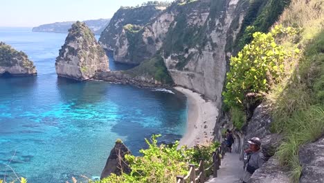 Stunning-Diamond-beach-located-at-the-bottom-of-a-sheer-cliff,-Nusa-Penida-island,-Indonesia