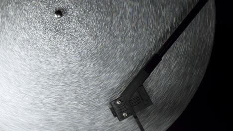 reproductor de vinilo de discos giratorios de estilo retro. reproductor de discos de vinilo con bucle de cinemagraph con su lápiz que corre a lo largo de la placa de música plateada de plata. equipo de fiesta anticuado, dj