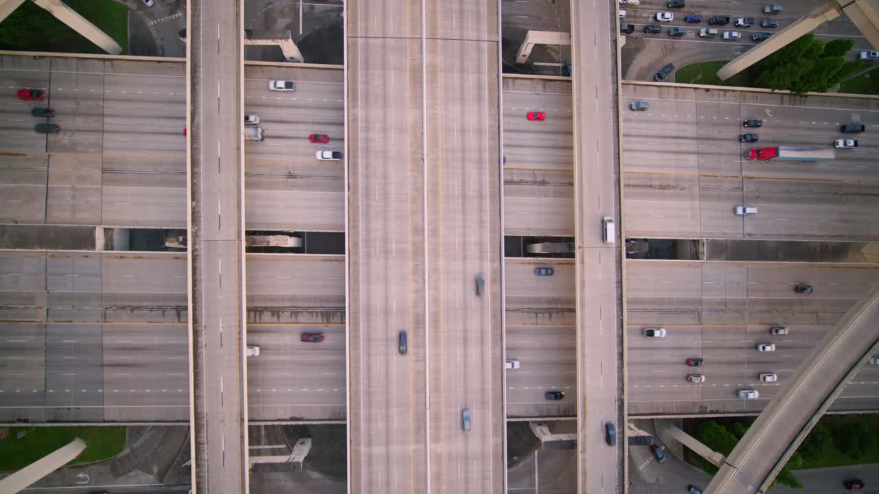vista de pájaro de la autopista i-10 oeste y este en houston, texas