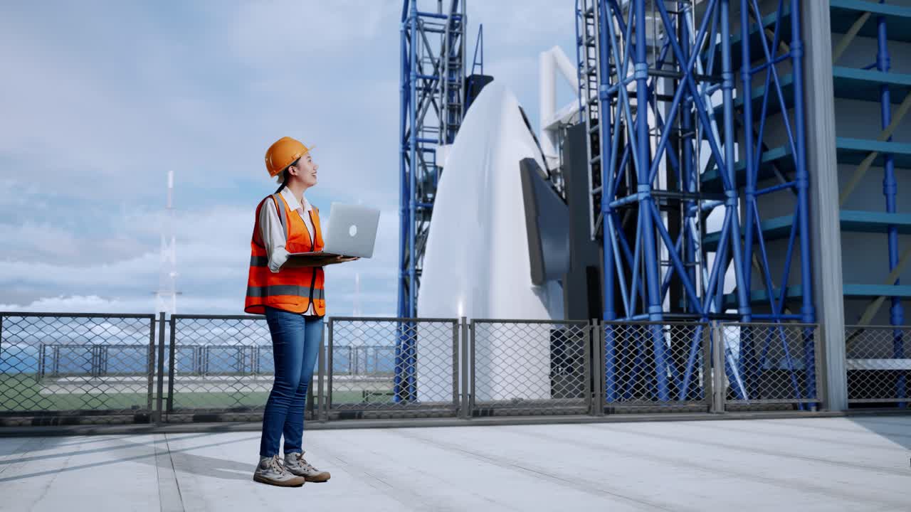 женщина-инженер наблюдает за запуском ракеты с ноутбуком