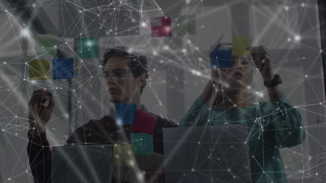 사무실에서 남성과 여성 동료의 브레인 스토밍을 통해 반이는 커뮤니케이션 네트워크의 애니메이션