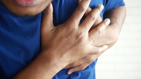 hombre con dolor en el pecho