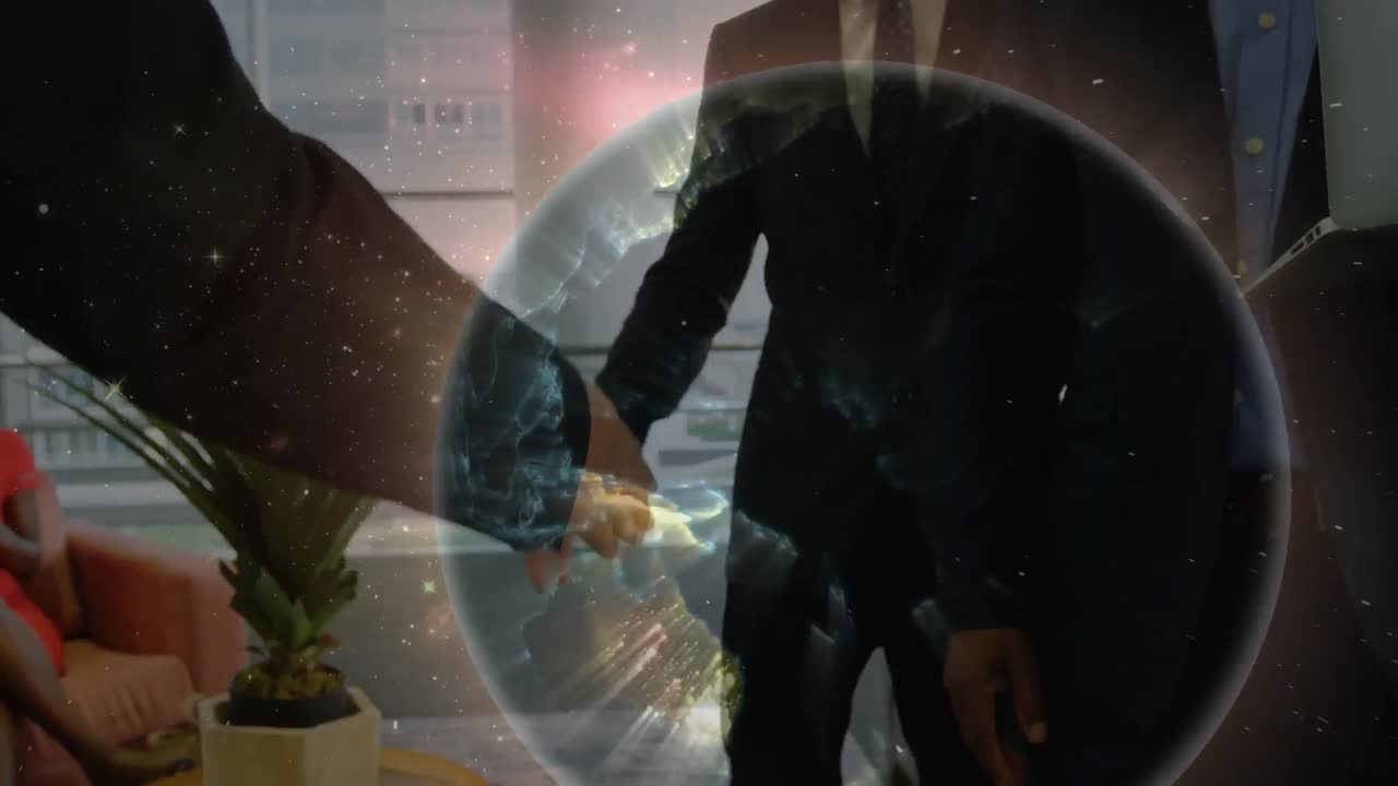 animación del globo y redes de conexiones sobre diversas personas de negocios que se dan la mano en la oficina