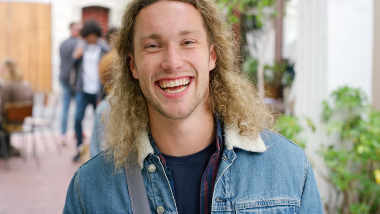 retrato de un turista de moda feliz