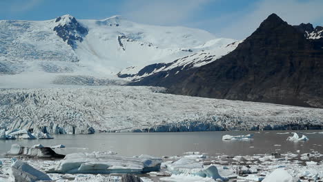 una laguna glaciar en el interior de islandia