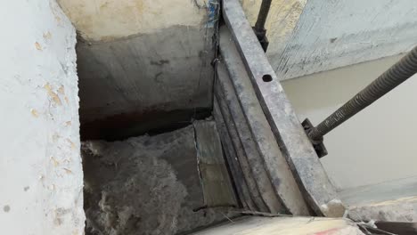 mirando hacia abajo a la puerta de inundación del vertedero con el agua del río fluyendo a través