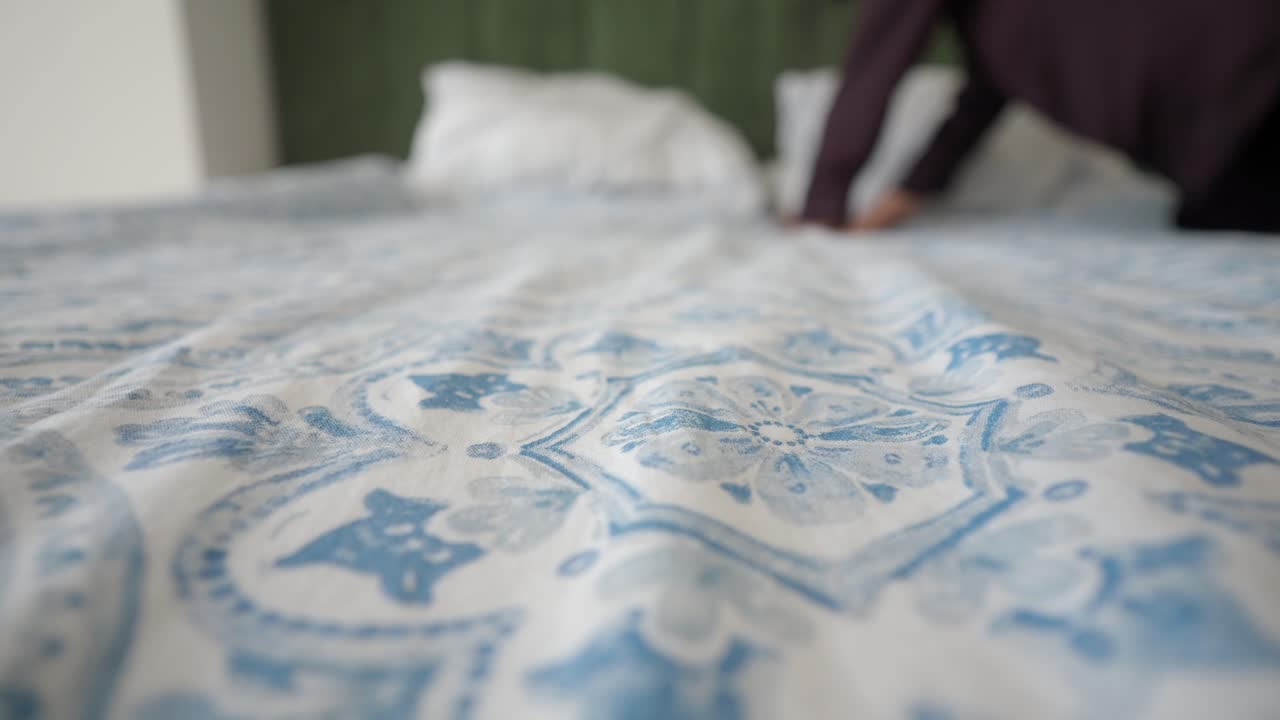 haciendo una cama con sábanas con patrones florales