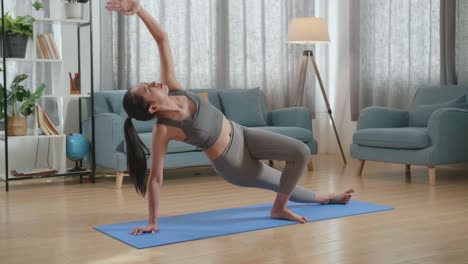mujer practicando yoga en casa