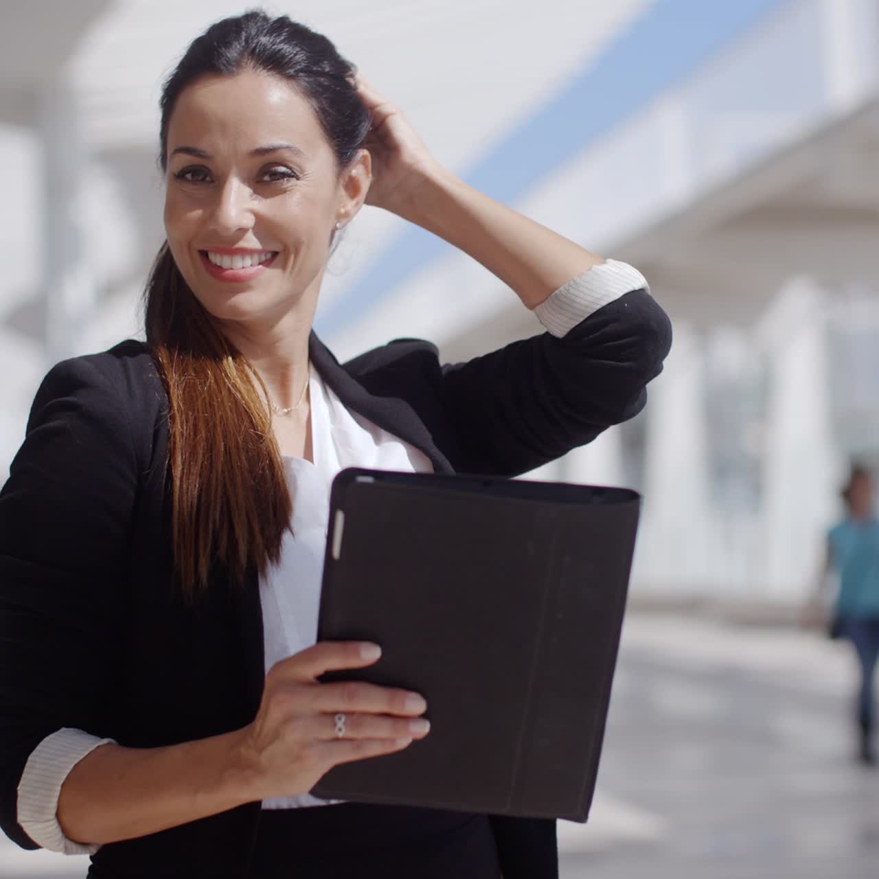 mulher sorridente navegando na internet