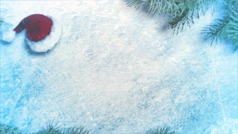 primer plano animado gorro de navidad y ramas de árboles verdes