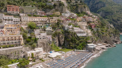 Aéreo:-Volando-Cerca-Del-Pueblo-Costero-De-Positano,-En-La-Costa-De-Amalfi,-Italia