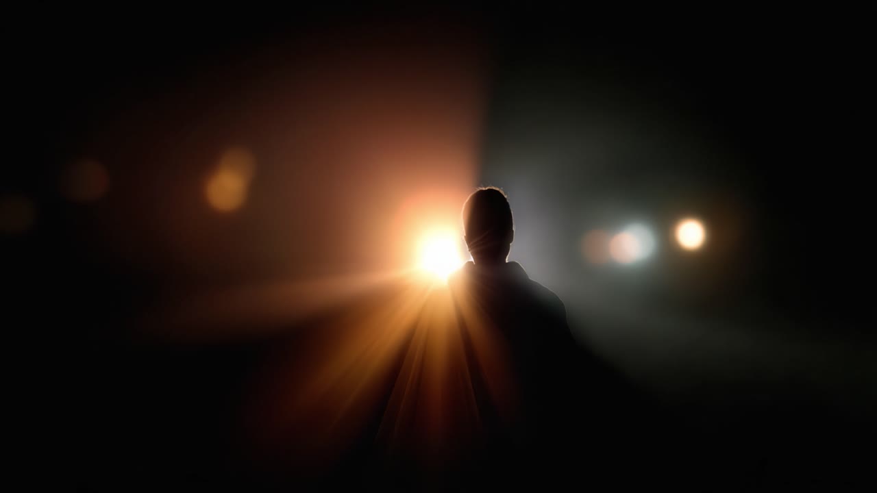 Una figura solitaria si staglia nell'oscurità, illuminata da potenti fasci di luce, creando un contrasto drammatico ed evocando un senso di mistero e intrigo
