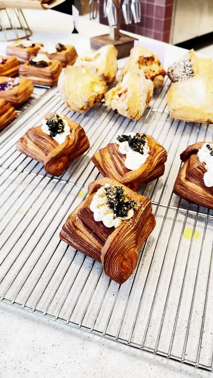 Deliziosa pasticceria appena sfornata su una griglia di raffreddamento