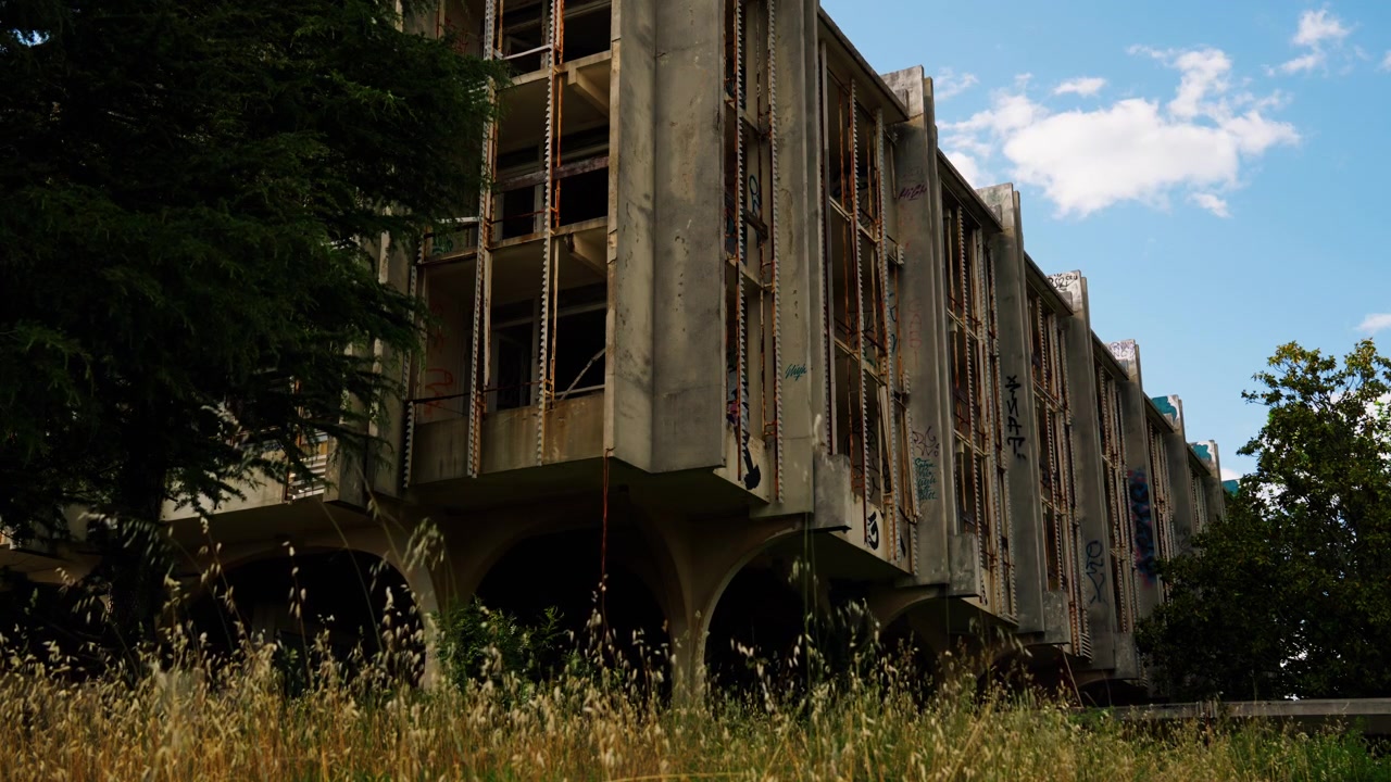 Pemandangan eksterior Hotel Haludovo Palace yang terbengkalai di Malinska, Pulau Krk, Kroasia. Bekas resor mewah dari bekas Yugoslavia kini dibiarkan membusuk, tertutup grafiti dan kerusakan perkotaan