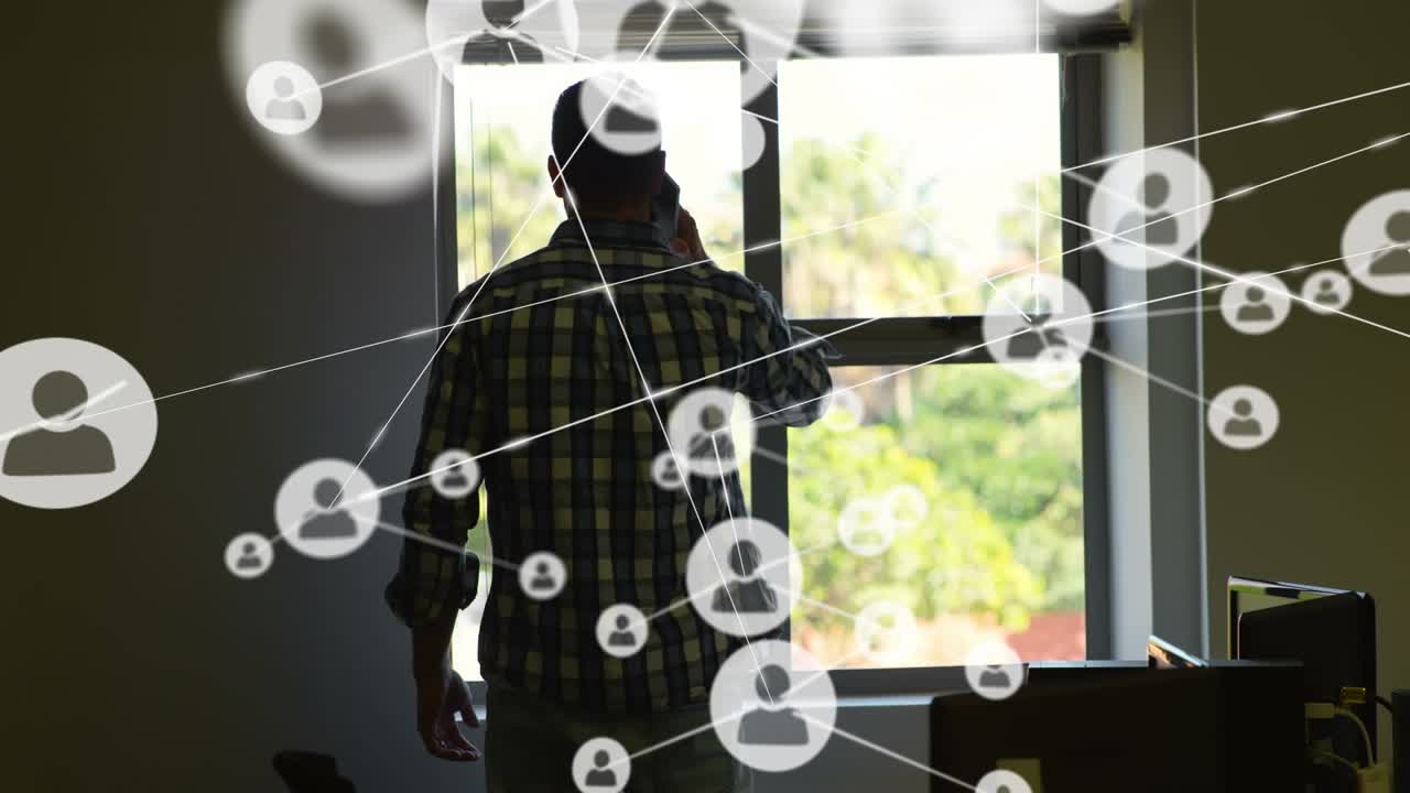 Animazione di icone di rete di connessioni sovrapposte a un uomo d'affari caucasico che usa lo smartphone