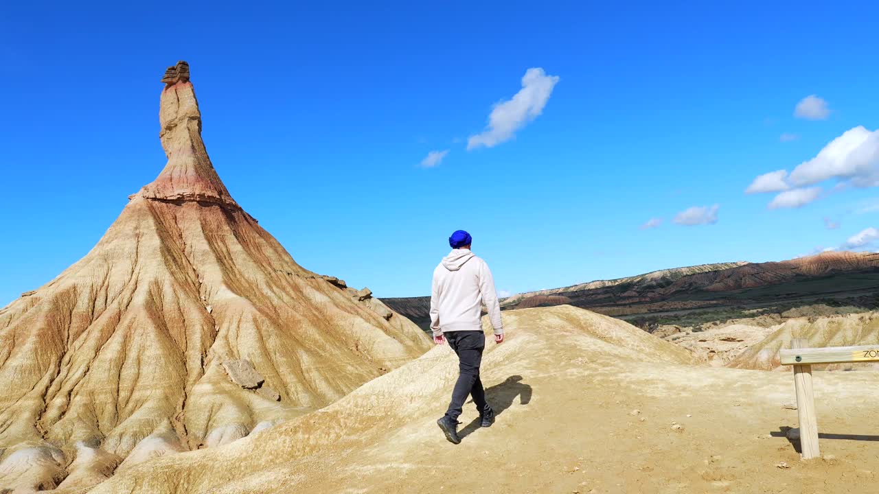 Persona che cammina nel deserto delle Bardenas Reales