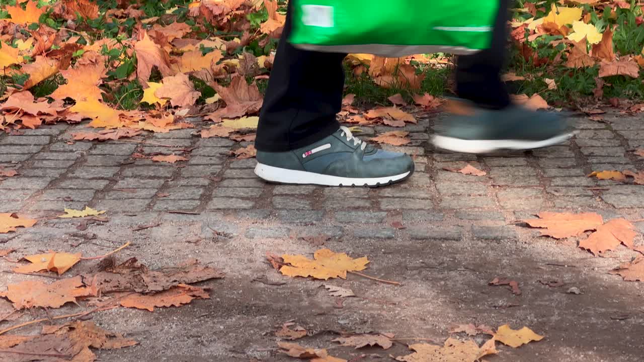 낮에 가을에 공원을 걷는 사람들의 다리