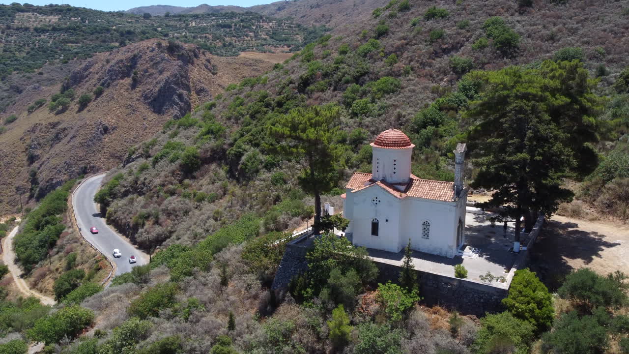 iglesia de agios panton en el pueblo de topolia, creta, con vistas al valle de la montaña griega, vista aérea