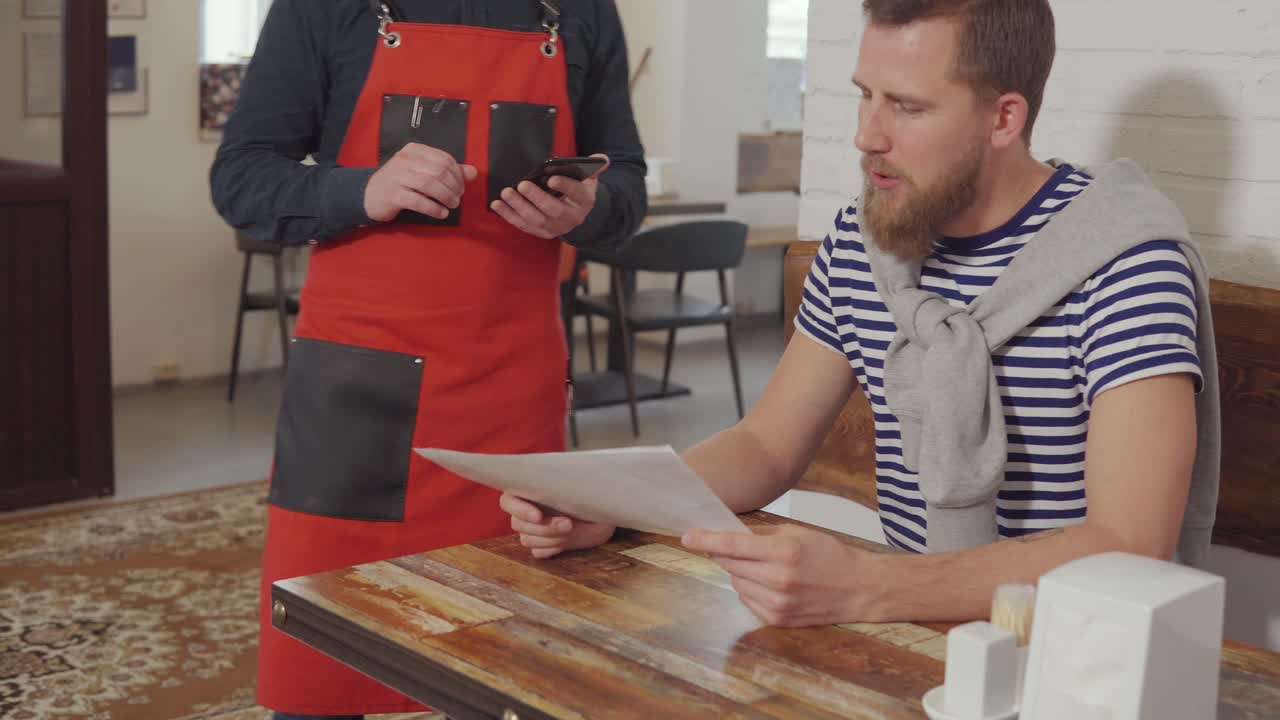 escena de un restaurante - cliente y camarero